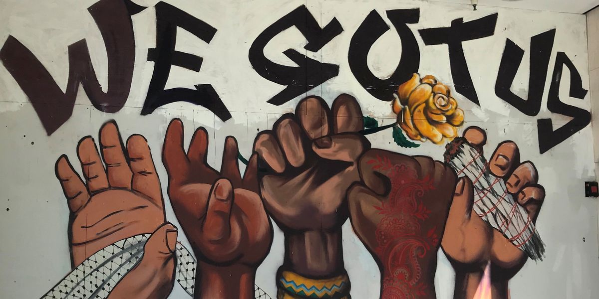 Mural yang menakjubkan untuk keadilan berkembang biak di jalan-jalan pusat kota Oakland