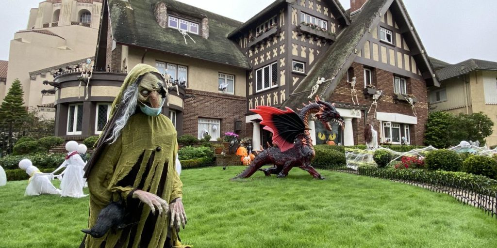 Rumah San Francisco ditipu dengan dekorasi Halloween yang sesuai dengan tahun yang menakutkan ini